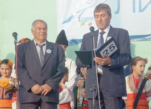 Кандидат-кметът Кирил Станчев /вдясно/ откри предизборната си кампания