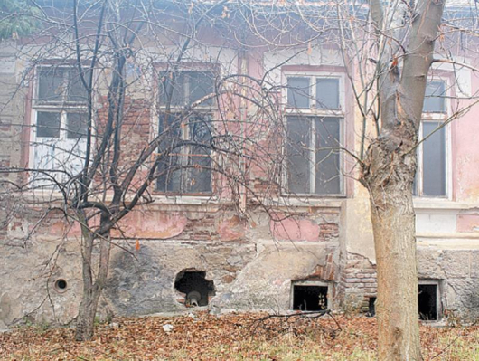 Така изглеждат част от сградите на изоставеното психоотделение на кюстендилската болница