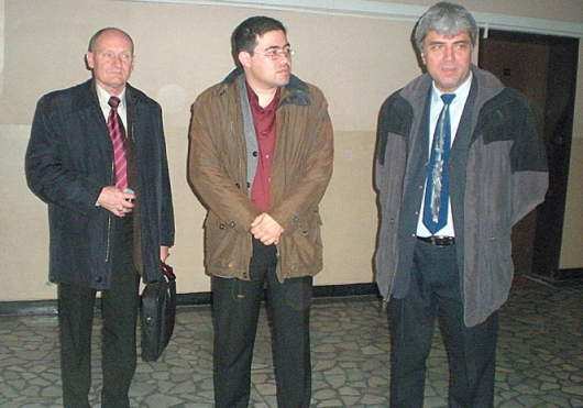 Адвокат Сираков с двамата си клиенти М. Попов и М. Стойнев