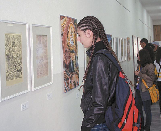 Студенти първи се насладиха в Благоевград на изящното изкуство на Дюрер и Захари Зограф на изложбата, открита от Калин Николов от галерията за чуждестранно изкуство в София