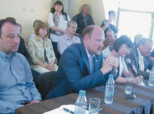 Докторът на генетичните науки от Москва Вадим Поспелов /втори отляво надясно/ бе обявен за почетен гражданин на Сапарева баня