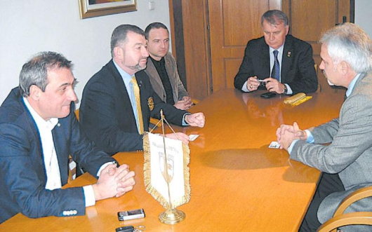 Николай Китанов и Пламен Минев /вляво/ се срещнаха с петричкия градоначалник Вельо Илиев /вдясно/