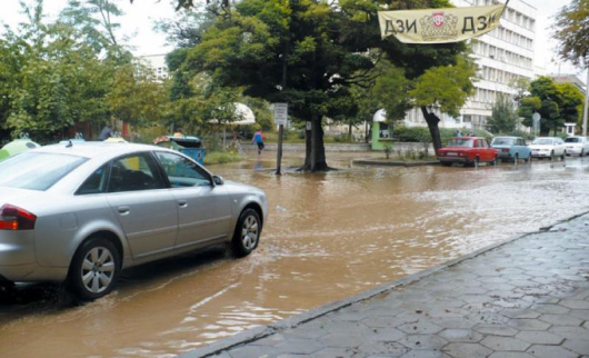 Част от улиците на града се превърнаха в реки по време на поройния дъжд, удавил Кюстендил