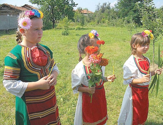 Деца в народни носии с цветя и пита посрещаха вярващите