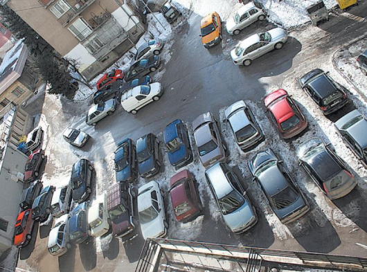 Междублоковите пространства в центъра на Перник са неизползваеми заради десетките паркирани там автомобили