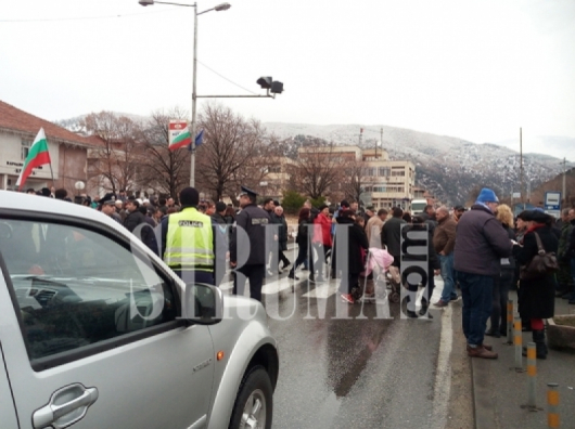 Жителите на Кресна за пореден път излязоха на протест на главен път Е 79 вчера 