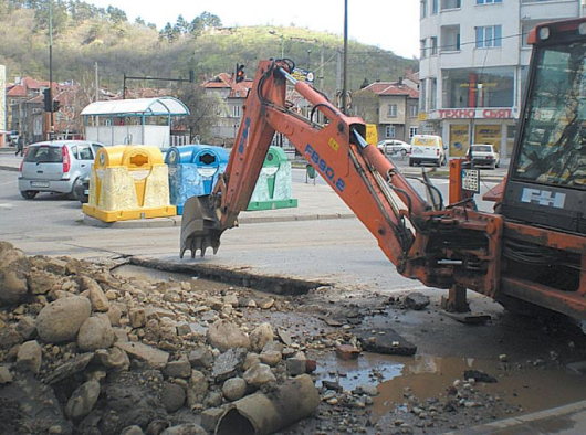 Цял ден работници на “ВиК” се бориха с авария на водопровода пред ресторант “Македония” в Дупница