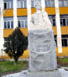 Бюст-паметникът на Н. Вапцаров в двора на ликвидираното военно поделение в Кресна