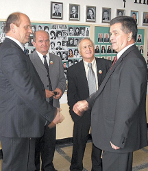 Директорът Мехмед Имамов посрещаше гостите, сред които и депутатът Алиосман Имамов, също възпитаник на училището
