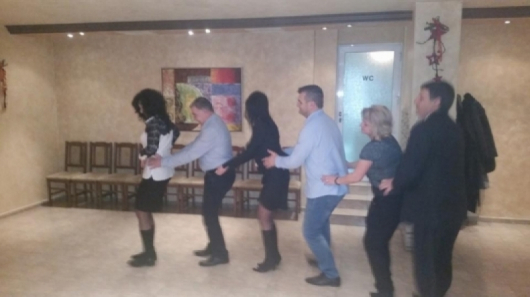 Общински съветници танцуват патешки танц