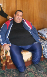 Иван Тодоров през 2011 г., когато вече е свалил 50 кг, позира във фотьойла, където е прекарал 5 години 