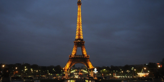 Часът на Земята в Париж през март миналата година. Снимка: Getty Images/Guliver Photos
