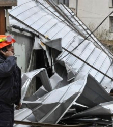 Метален покрив затисна къща при ураганен вятър в Хасково. Сн.: Bulphoto