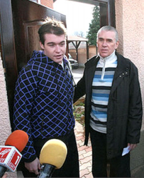 Гунински - баща и син, посрещнаха журналистите в дома си в Правец