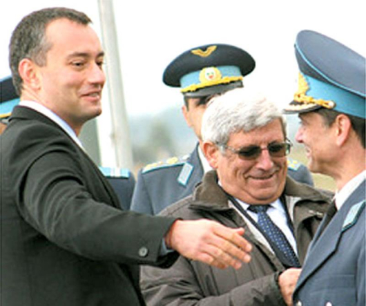 Досегашният ни военен министър Николай Младенов и приемникът му ген. Аню Ангелов