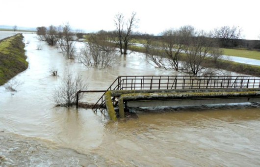 В резултат от проливните дъждове реките Мочурица и Азмака се разляха, скъсаха дига и заплашват да залеят главния път Бургас-София