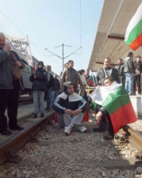 Протестиращи бяха насядали по железопътните релси във Варна, като по този начин блокираха движението на влак. Сн.: БГНЕС