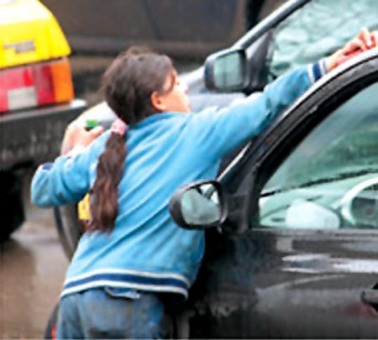 Обичайна гледка е на кръстовища деца да настояват да измият стъклата на коли