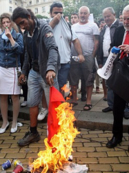Протестиращи срещу кабинета запалиха знаме на БСП пред президентството. Сн.: БГНЕС