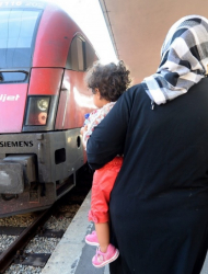 Мигранти пристигат във Виена от Унгария. Сн.: EPA/БГНЕС