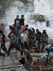 Размириците в Турция продължават вече повече от месец. Сн.: EPA/БГНЕС