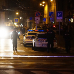 Полиция огради мястото на взрива, избухнал в Будапеща през нощта срещу 25 септември. Сн.: EPA/БГНЕС