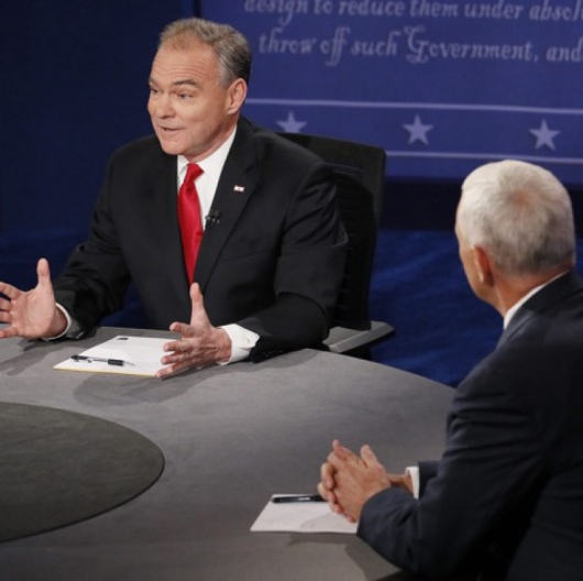 Кандидатът на демократите за вицепрезидент на САЩ Тим Кейн (вляво) по време на диспута с опонента си републиканец на 4 октомври. Сн.: EPA/БГНЕС