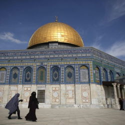 Мюсюлманското Благородно светилище в Ерусалим, на място, съвпадащо и с израелски светини. Сн.: EPA/БГНЕС