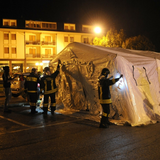 Спасителен екип в Усита, Централна Италия, подготвят подслон за уплашени от трусовете хора. Сн.: БТА