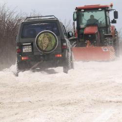 Пътищата в Източна България са блокирани след падналия сняг. Сн.: БТА
