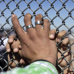 Мигранти от двете страни на оградата между Мексико и САЩ, снимани на 15 февруари 2016 г. Сн.: БТА