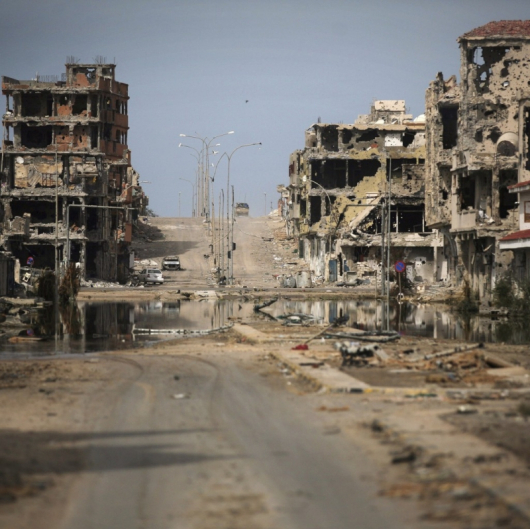 Архивна снимка (октомври 2011 г.) от развалини след боеве в град Сирт, Либия. Сн.: БТА