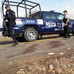 Мексикански полицаи обследват място на гангстерска престрелка край Масатлан, щата Синалоа по-рано този месец. Сн.: БТА
