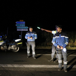 Полицаи са блокирали пътя до Сет Сор на 65 км от Париж, където млад мъж се вряза с колата си в пицария. Сн.: БТА