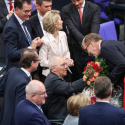 Депутати и министри поздравяват Волфганг Шойбле при избирането му за председател на Бундестага. Сн.: БТА