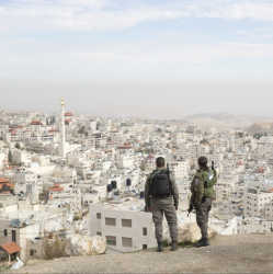 Израелски войници на хълма с изглед към палестинската част на Ерусалим. Сн.: БТА