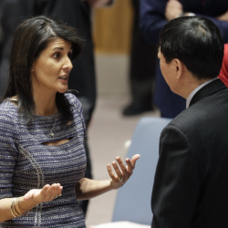 Представителката на САЩ в ООН Ники Хейли обсъжда с китайския дипломат Ву Хайтао санкциите. Сн.: БТА
