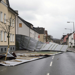 Камион катастрофира на магистрала по време на бурята, ударила Германия. Сн.: БТА
