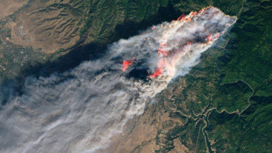 Сателитната снимка показва мащабите на бедствието. Снимка: EPA