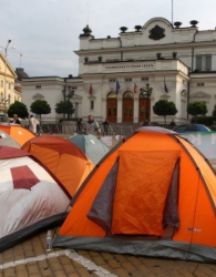 Протестиращите на палатки казаха, че ще останат там до оставка на кабинета. Сн.: Bulphoto