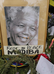 Почивай в мир, Нелсън Мандела. Наричан е ”Мадиба” - името на рода му и изразяващо привързаност прозвище. Сн.: EPA/БГНЕС
