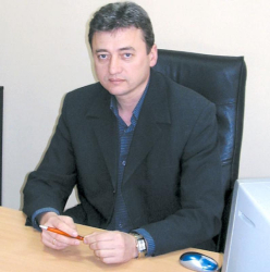 Д-р Тони Даскалов е роден на 01.03.1964 г. в гр. Сандански. Завършва средно образование в ПГ “Яне Сандански” в родния си град през 1981 г. и медицина в София през 1988 г.