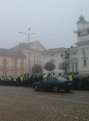 Пред парламента е засилена охраната. Сн.: Потребител Константин Павлов