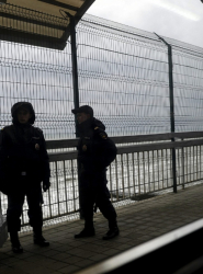 Полицейска охрана на железопътна гара в Сочи на брега на Черно море. Сн.: EPA/БГНЕС
