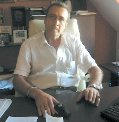 Инж. Емил Костадинов е роден през 1956 г. в Благоевград. Заместник-председател е на Координационната комисия на Обединението на левите социалисти в БСП