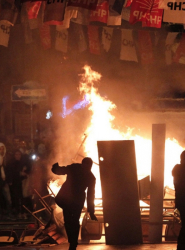 Размириците в Истанбул продължиха и през нощта. Сн.: EPA/БГНЕС