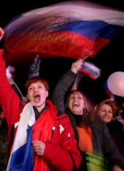 Множеството на площад ”Ленин” в Симферопол запя руския химн след обявяването на резултатите. Сн.: EPA/БГНЕС