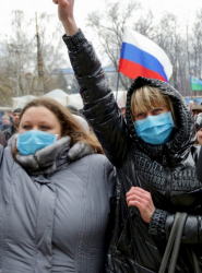 Проруски граждани протестират в Луганск. Сн.: EPA/БГНЕС