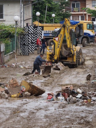 Много доброволци се включиха в разчистването след потопа във Варна. Сн.: БГНЕС