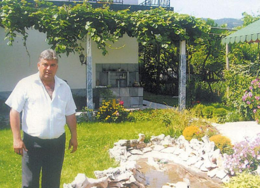 В. Стоичков в райския кът в двора си